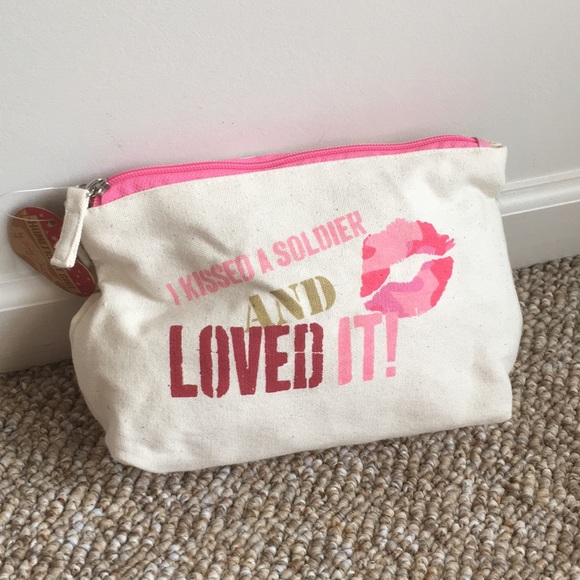 NWT! Homefront Girl Cosmetic Bag - Picture 3 of 6